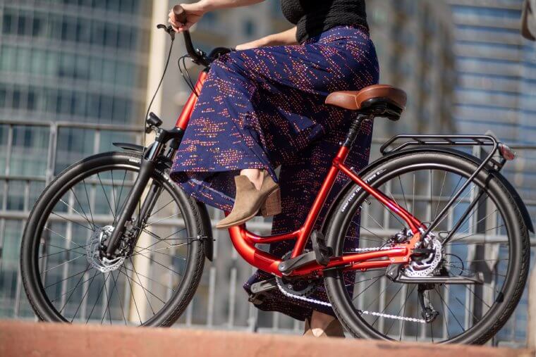 Kvinna på röd stadscykel