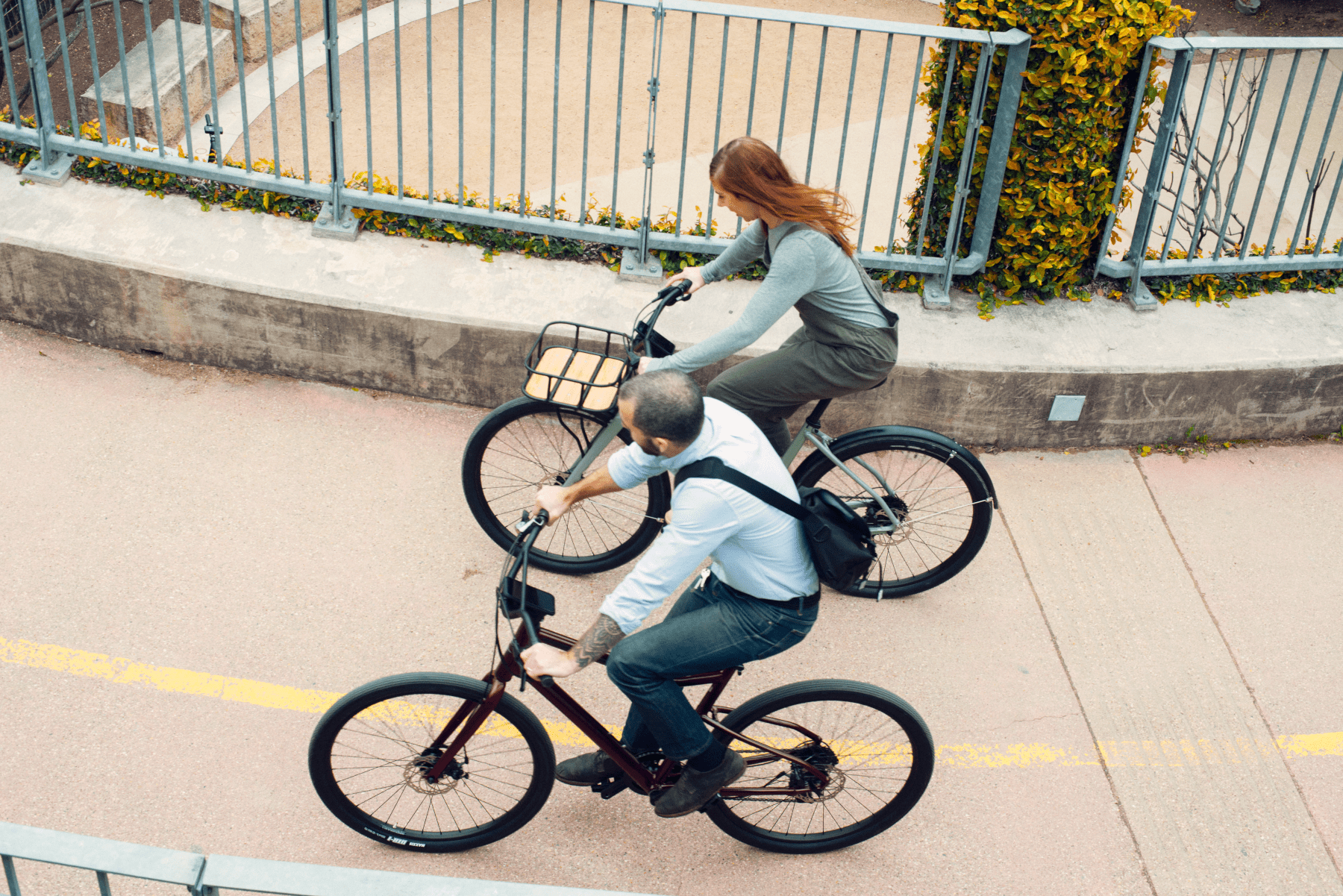 En man och en kvinna cykelpendlar till jobbet